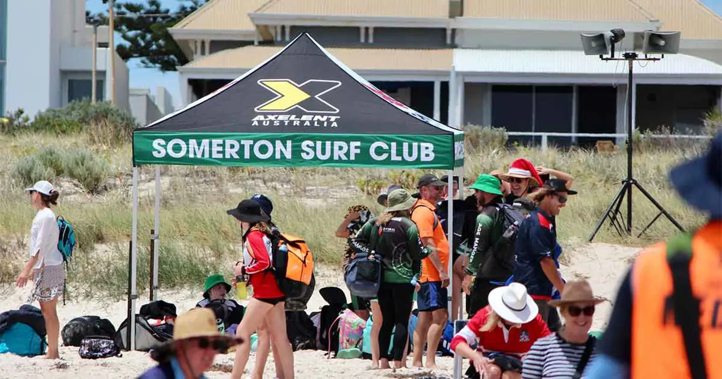 Somerton surf clubtält på en strand